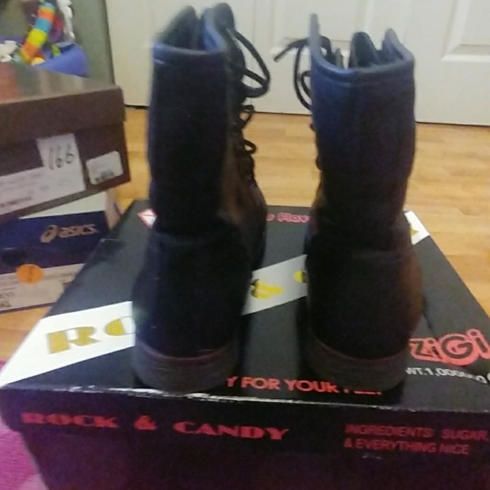 Boots - Picture 3 of 4